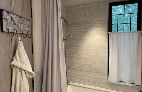 Kennebunkport Casa | Swedish Suite at Asante Sana