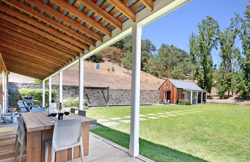 St. Helena Villa | Sweeping views of vineyards and mountains in Napa Valley