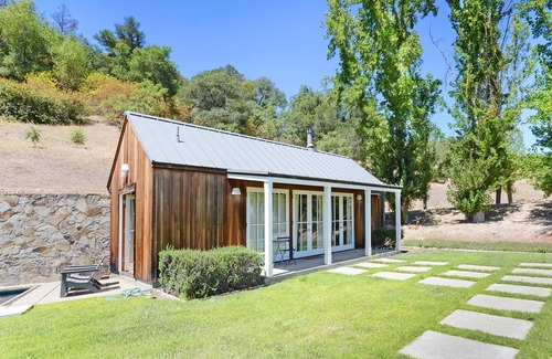 St. Helena Villa | Sweeping views of vineyards and mountains in Napa Valley