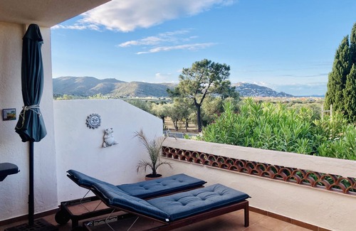 El Mas Bosca Apartamento | Sweeping views over the bay of Roses