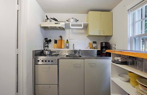 Locustville Apartamento | Sweet 1BDR Farm Cottage with Fire Pit and Creek View