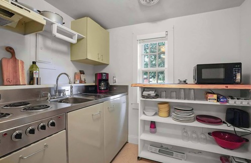 Locustville Apartamento | Sweet 1BDR Farm Cottage with Fire Pit and Creek View