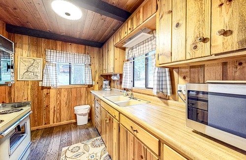 Joseph Casa | Sweet alpine cabin with mountain views & fireplace - walk to tram & Wallowa Lake