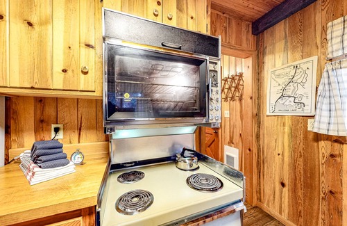 Joseph Casa | Sweet alpine cabin with mountain views & fireplace - walk to tram & Wallowa Lake
