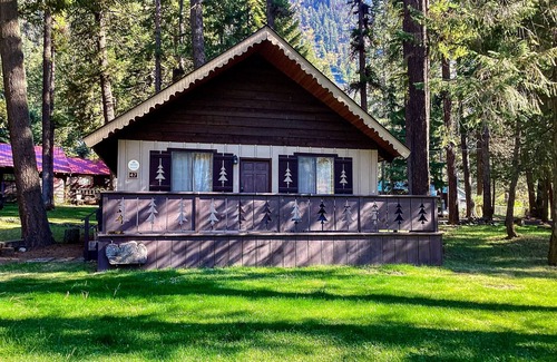 Joseph Casa | Sweet alpine cabin with mountain views & fireplace - walk to tram & Wallowa Lake