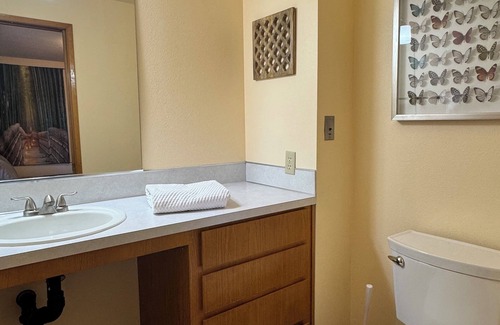 Sherwood - Tualatin South Casa | Sweet Bamboo Room with Half-Bath in delightful Sherwood with AC, WiFi, TV
