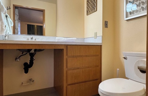 Sherwood - Tualatin South Casa | Sweet Bamboo Room with Half-Bath in delightful Sherwood with AC, WiFi, TV
