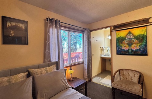 Sherwood - Tualatin South Casa | Sweet Bamboo Room with Half-Bath in delightful Sherwood with AC, WiFi, TV