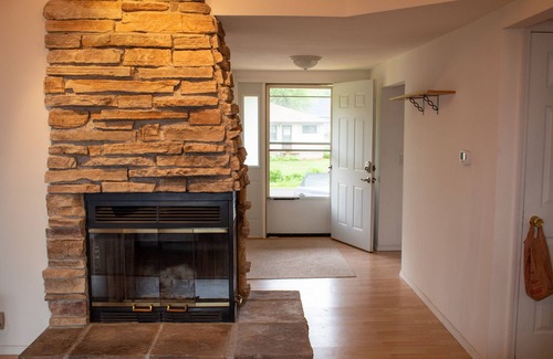 Edgerton Casa | Sweet beach front on Lake Koshkonong w/lots of room & a Paddleboat