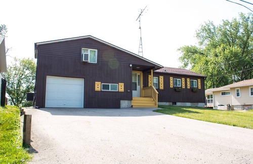 Edgerton Casa | Sweet beach front on Lake Koshkonong w/lots of room & a Paddleboat