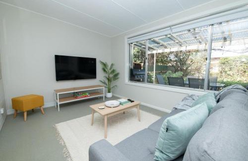 Orange Casa | Sweet Caroline Sunny & Spacious Sleeps 6