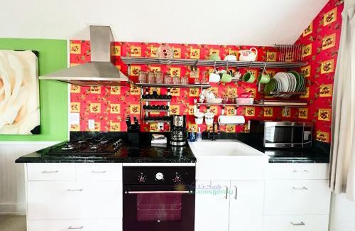 Suttons Bay Apartamento | Sweet Cherry "Coral Shutter"