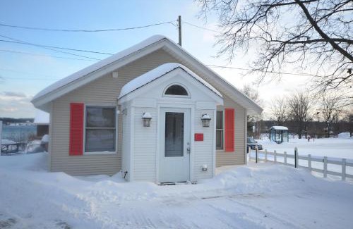 Suttons Bay Apartamento | Sweet Cherry "Coral Shutter"
