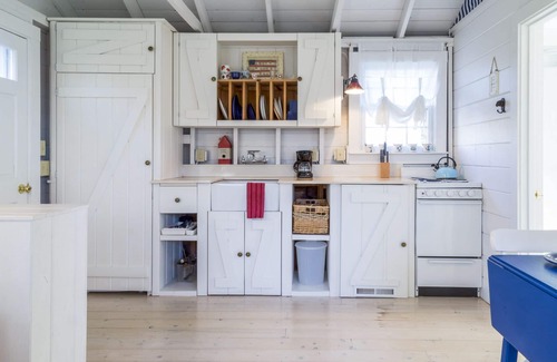 Chatham Cabaña | Sweet clapboard cottage that is walk to the beach and downtown!