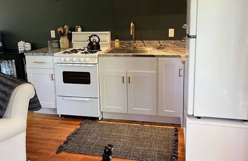 Lincolnville Cabaña | Sweet Cottage close to beach, 5 min from Camden