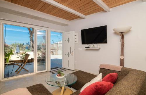 Neromilos Casa | Sweet Cottage Retreat 350m from the sea by Zantewize