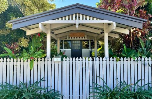 Palm Cove Casa | Sweet Creek Cottage, Palm Cove, 200m to Beach, Heated Pool, Pets
