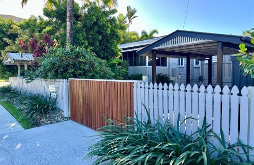 Palm Cove Casa | Sweet Creek Cottage, Palm Cove, 200m to Beach, Heated Pool, Pets