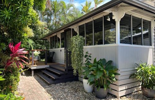 Palm Cove Casa | Sweet Creek Cottage, Palm Cove, 200m to Beach, Heated Pool, Pets