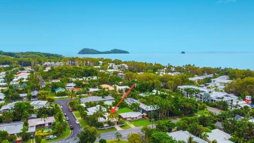 Palm Cove Casa | Sweet Creek Cottage, Palm Cove, 200m to Beach, Heated Pool, Pets