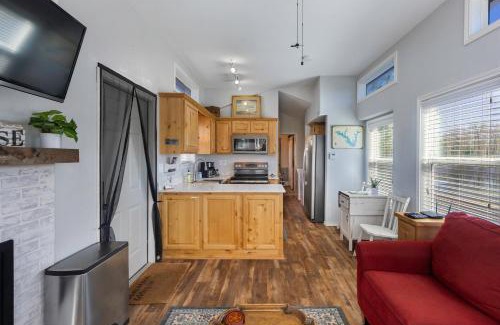 Emory Casa | Sweet Dove Cottage has Walking Trails with Fishing Pond fun place to stay and play