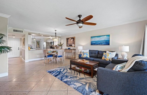 Jupiter Bay Condominio | Sweet EmOCEAN at Jupiter Bay, Walk To Beach 6 Mins