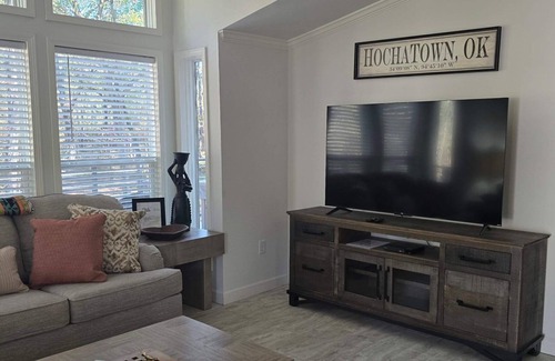 Broken Bow Cabina | SWEET GEM, Cozy 2 bedrm, full kitchen, HOT TUB, WiFi, close BB & Hochatown