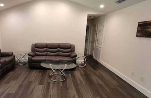 Daphne Casa | Sweet Home Alabama. Sleeps 14 guests