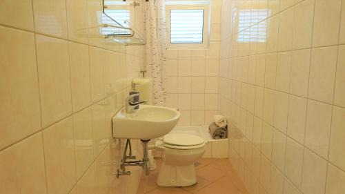 Ribarica Casa | Sweet house with garden 35 meters from sea