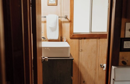 Coffee Creek Complejo | Sweet Kokanee Cabin located on Coffee Creek in Trinity Alps