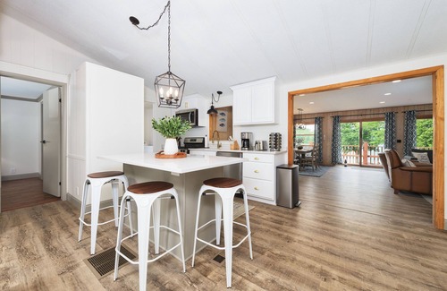 Gobles Casa | Sweet Lake House! Updated 5BR Lake Home, Close to Lake Michigan, Beaches, Skiing