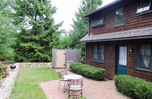 Oak Bluffs Casa | Sweet Little Post & Beam