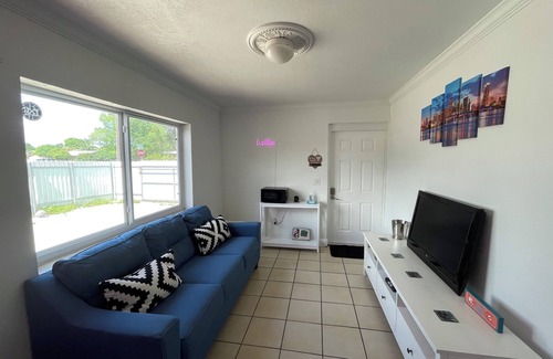 West Little River Apartamento | Sweet Miami Apartment Getaway - Curated for Fun Vibes