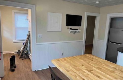 Old North End Apartamento | Sweet n Petite: Downtown ChurchStreet Area-Parking