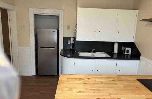 Old North End Apartamento | Sweet n Petite: Downtown ChurchStreet Area-Parking