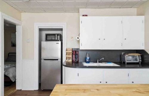 Old North End Apartamento | Sweet n Petite: Downtown ChurchStreet Area-Parking