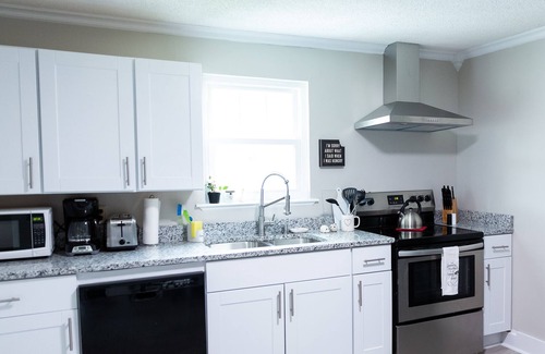 Ringgold Casa | Sweet Peach Bungalow 2BR + laundry. One mile from I-75 yet quiet. Newly updated.