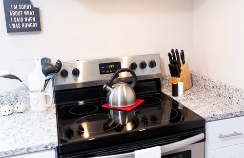 Ringgold Casa | Sweet Peach Bungalow 2BR + laundry. One mile from I-75 yet quiet. Newly updated.