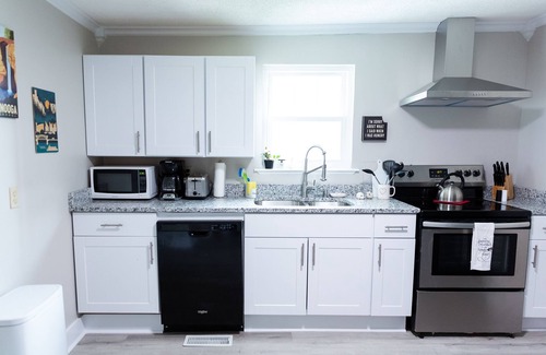 Ringgold Casa | Sweet Peach Bungalow 2BR + laundry. One mile from I-75 yet quiet. Newly updated.