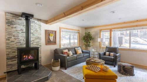 Tahoma Casa | Sweet Pine Deck Hot Tub Cozy Modern Interior Close to Ski Resort