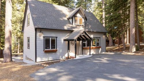 Tahoma Casa | Sweet Pine Deck Hot Tub Cozy Modern Interior Close to Ski Resort