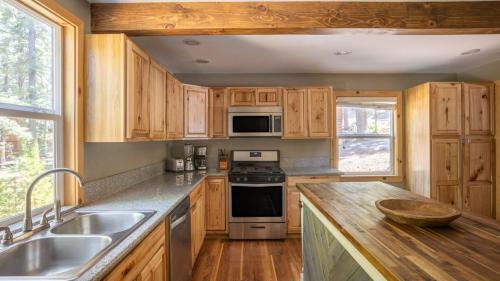 Tahoma Casa | Sweet Pine Deck Hot Tub Cozy Modern Interior Close to Ski Resort