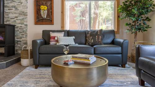 Tahoma Casa | Sweet Pine Deck Hot Tub Cozy Modern Interior Close to Ski Resort