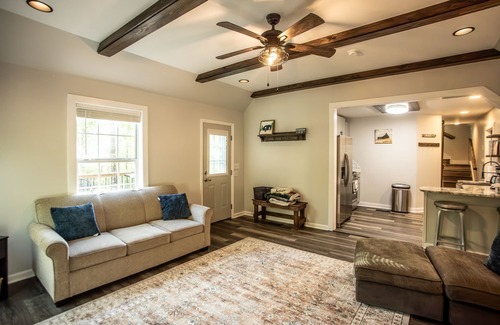 Eclectic Cabina | Sweet Retreat Cabin on 2acres of woods, 2miles from Lake Martin, pet friendly