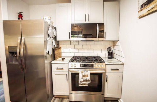 Eclectic Cabina | Sweet Retreat Cabin on 2acres of woods, 2miles from Lake Martin, pet friendly
