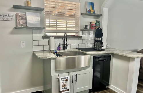 Eclectic Cabina | Sweet Retreat Cabin on 2acres of woods, 2miles from Lake Martin, pet friendly