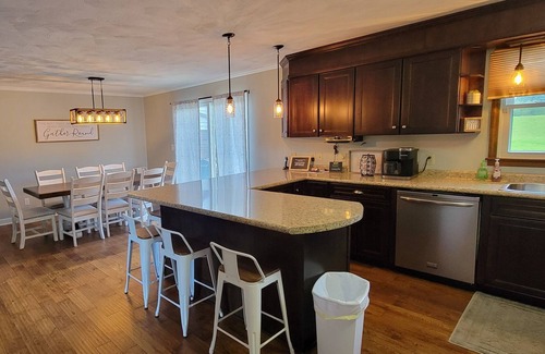 Sugar Grove Casa | SWEET RETREAT! Pool-side mountain view and spa.
