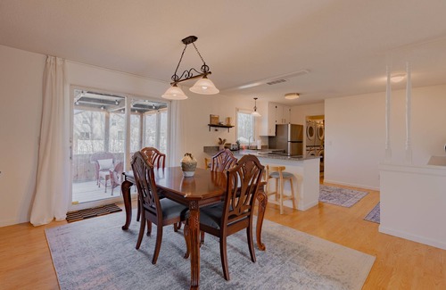 Midland Casa | Sweet Retreat W/ 2 King Rooms - Pet & Family Friendly! Fenced in yard