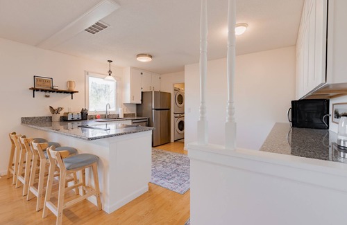 Midland Casa | Sweet Retreat W/ 2 King Rooms - Pet & Family Friendly! Fenced in yard
