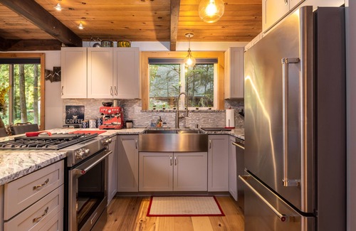 Glacier Cabina | Sweet Romantic Cabin, private hot tub. Perfect for a couples getaway.